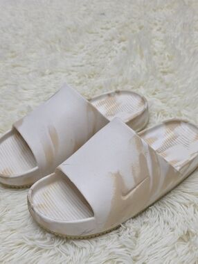 Nike Cream and Beige Marbled Slide Sandals